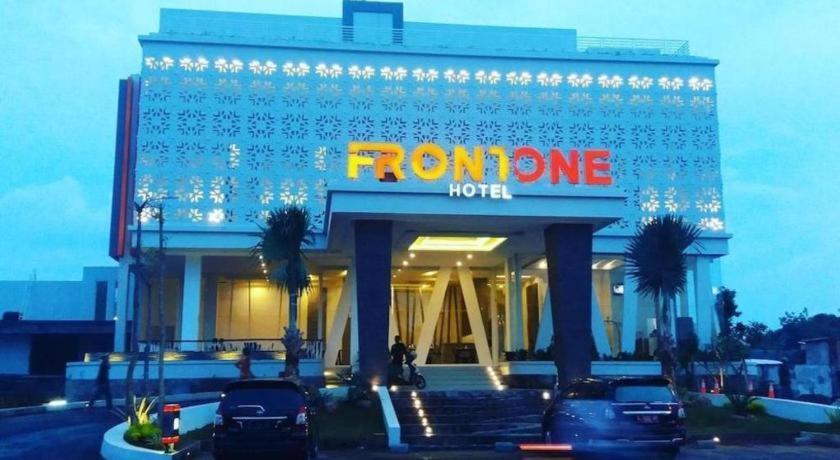 Front One Hotel Pamekasan Madura Eksteriør billede