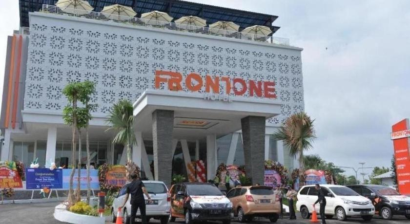 Front One Hotel Pamekasan Madura Eksteriør billede