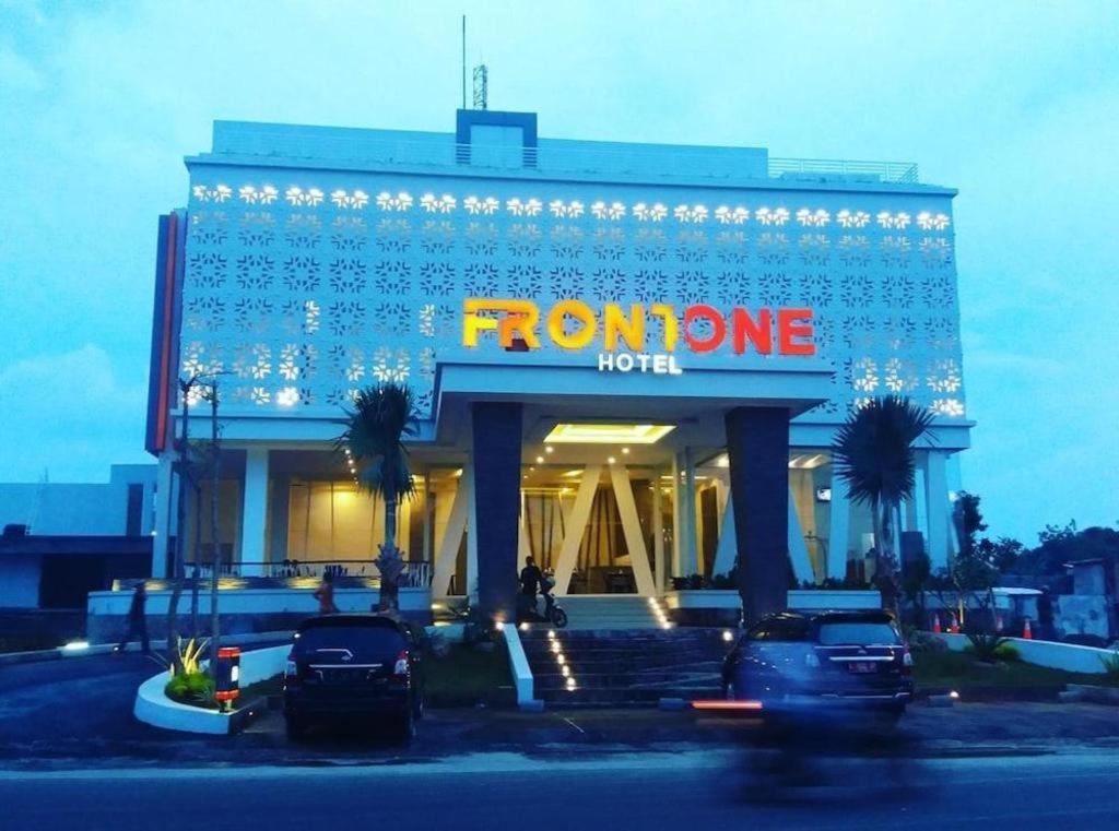 Front One Hotel Pamekasan Madura Eksteriør billede