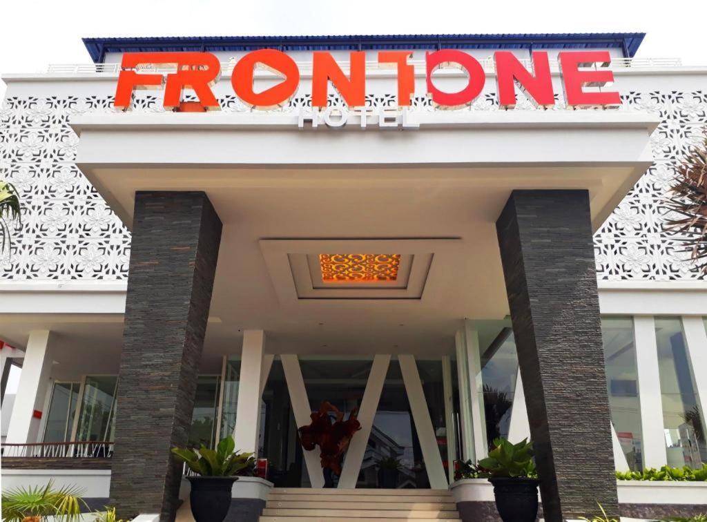 Front One Hotel Pamekasan Madura Eksteriør billede