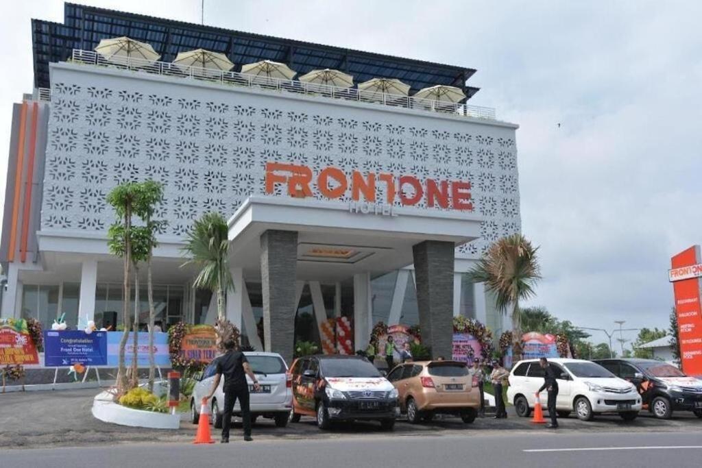 Front One Hotel Pamekasan Madura Eksteriør billede